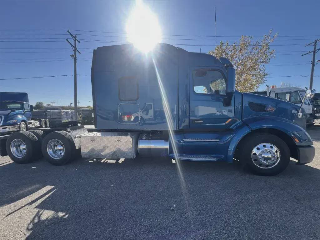 2022 Peterbilt 579 image 2