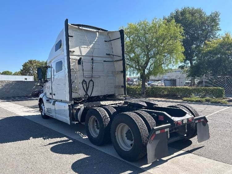 2023 Volvo VNL image 5