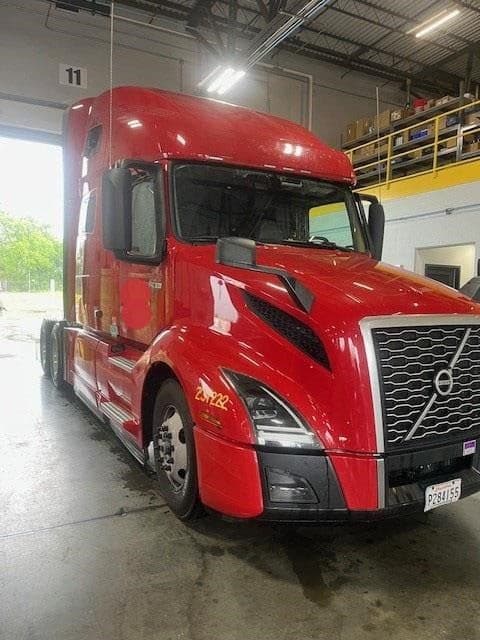 2023 Volvo VNL64T760 image 2