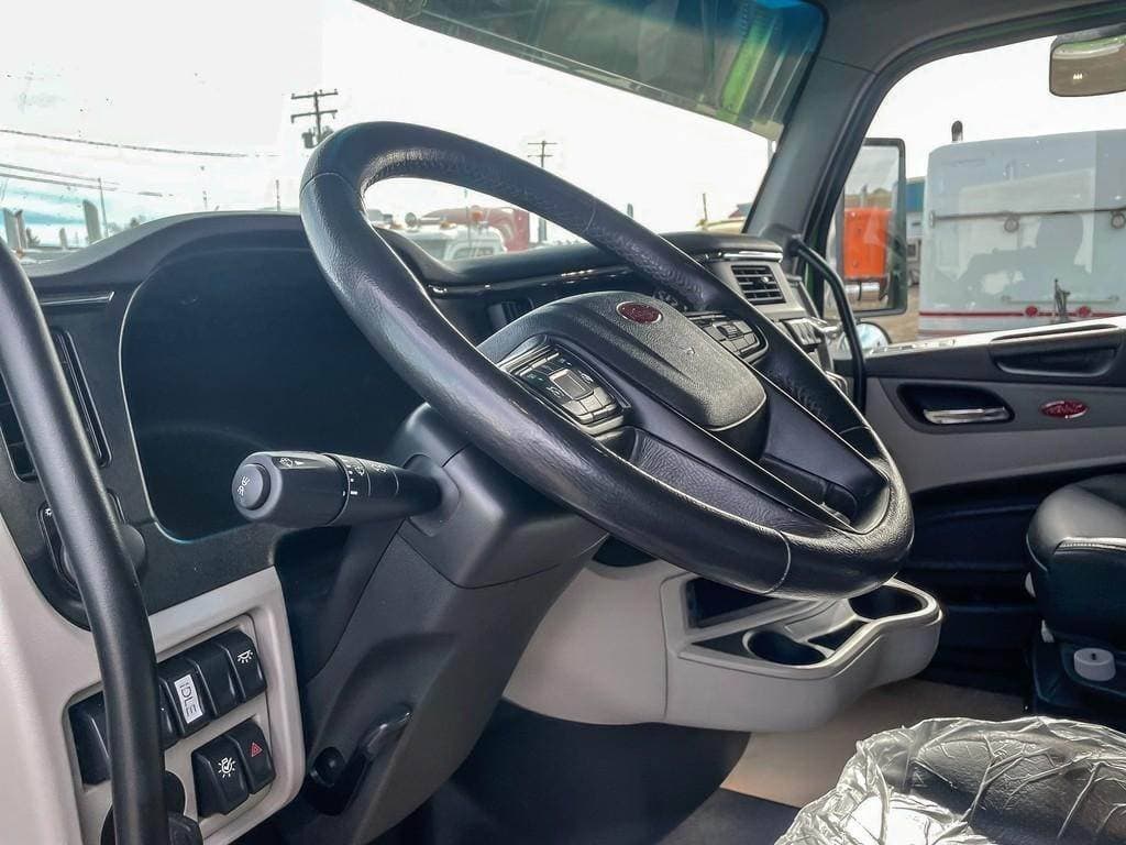 2025 Peterbilt 589 image 11