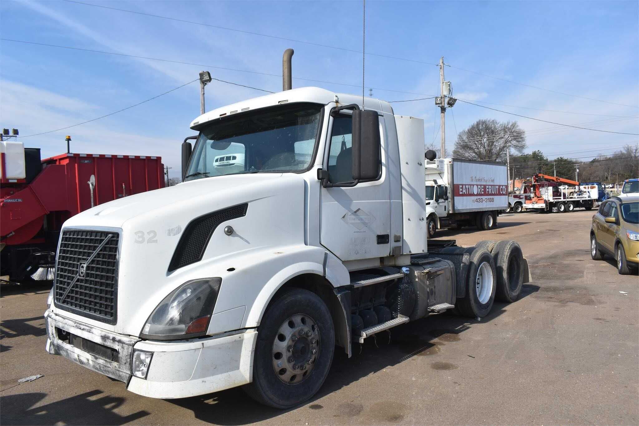 2011 Volvo VNL670 image 1