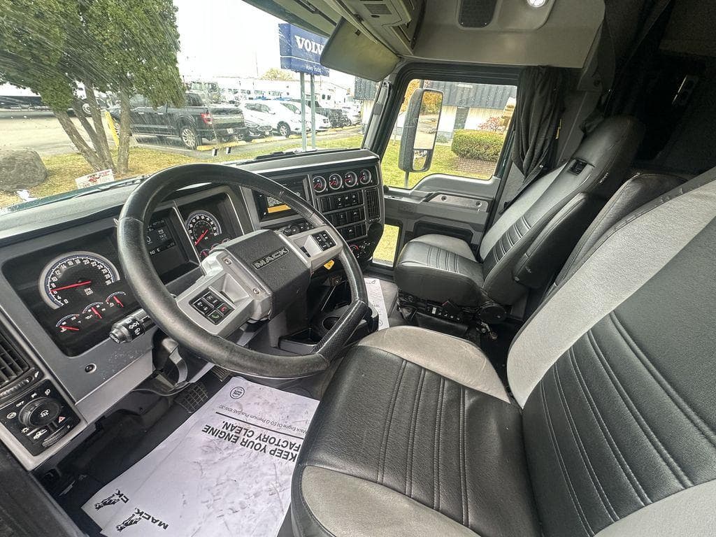 2020 Mack Anthem image 12