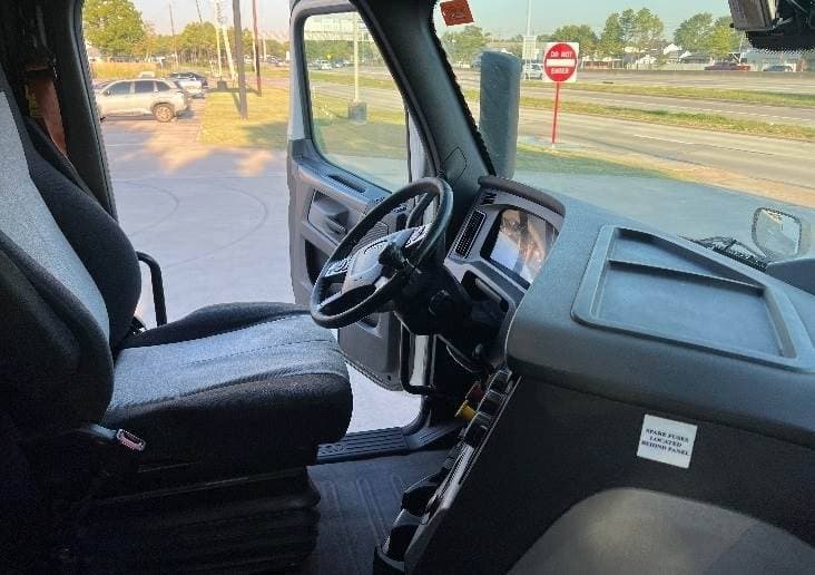 2019 Freightliner Cascadia 126 Day Cab Truck - 435HP, 12 Speed Automatic image 13