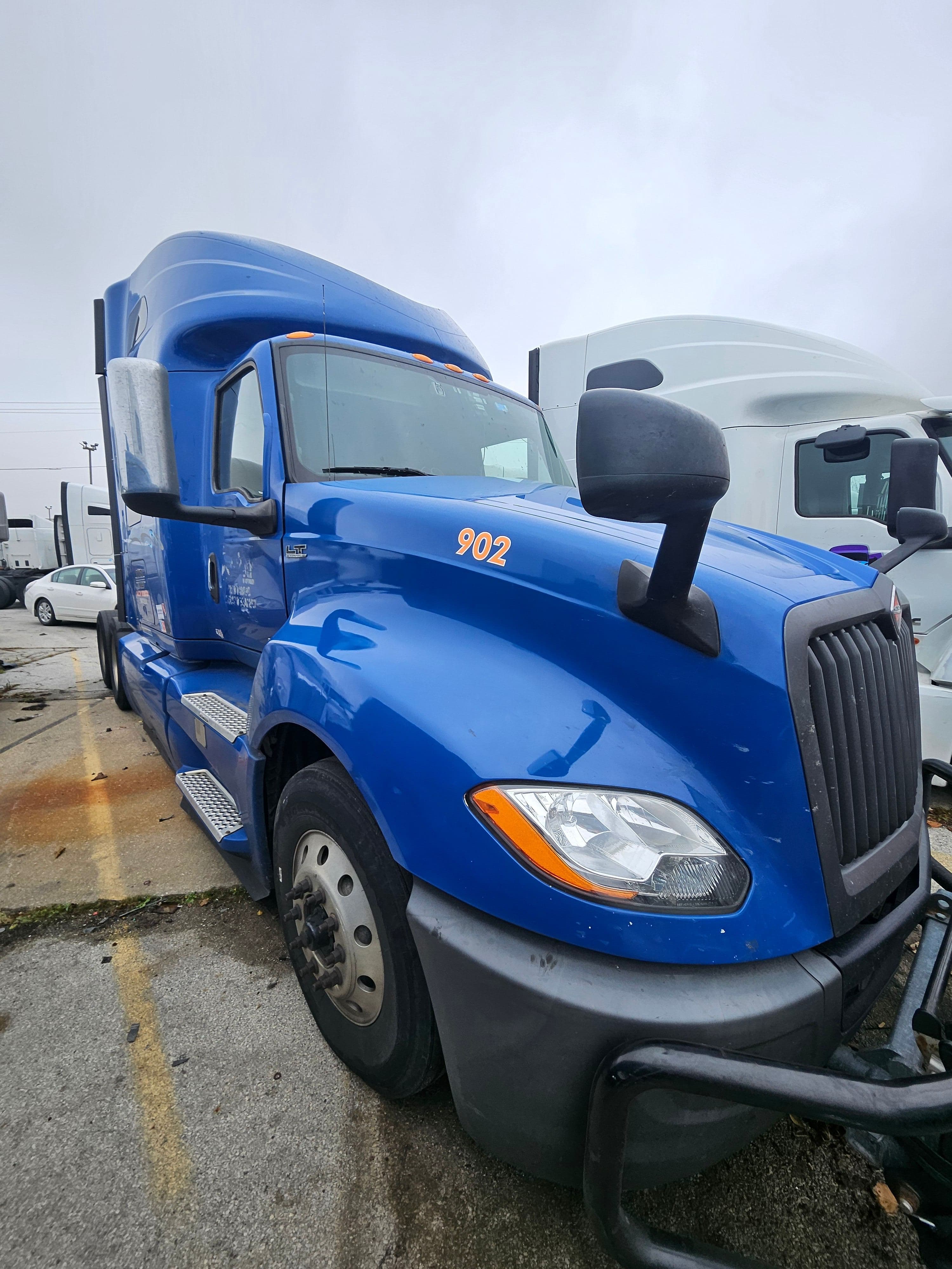 2020 International LT625 image 5