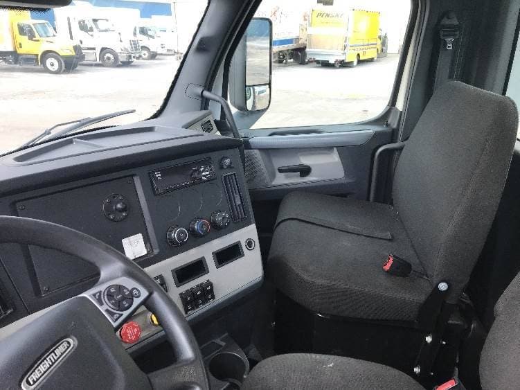 2021 Freightliner Cascadia image 9