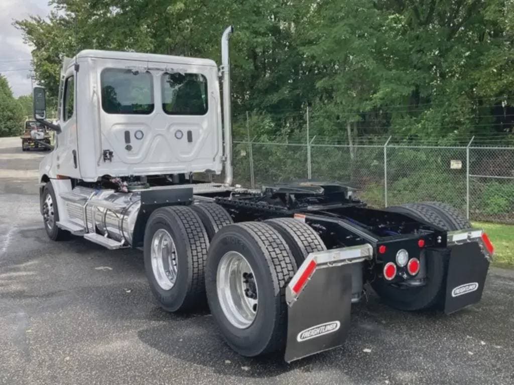 New 2025 FREIGHTLINER Conventional - Day Cab image 3