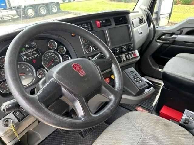 2021 Kenworth T880 image 15