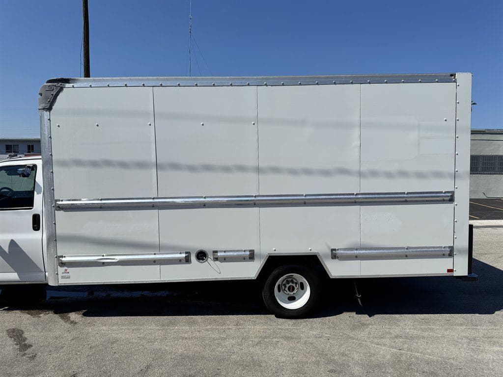 2021 GMC Commercial Vans image 7