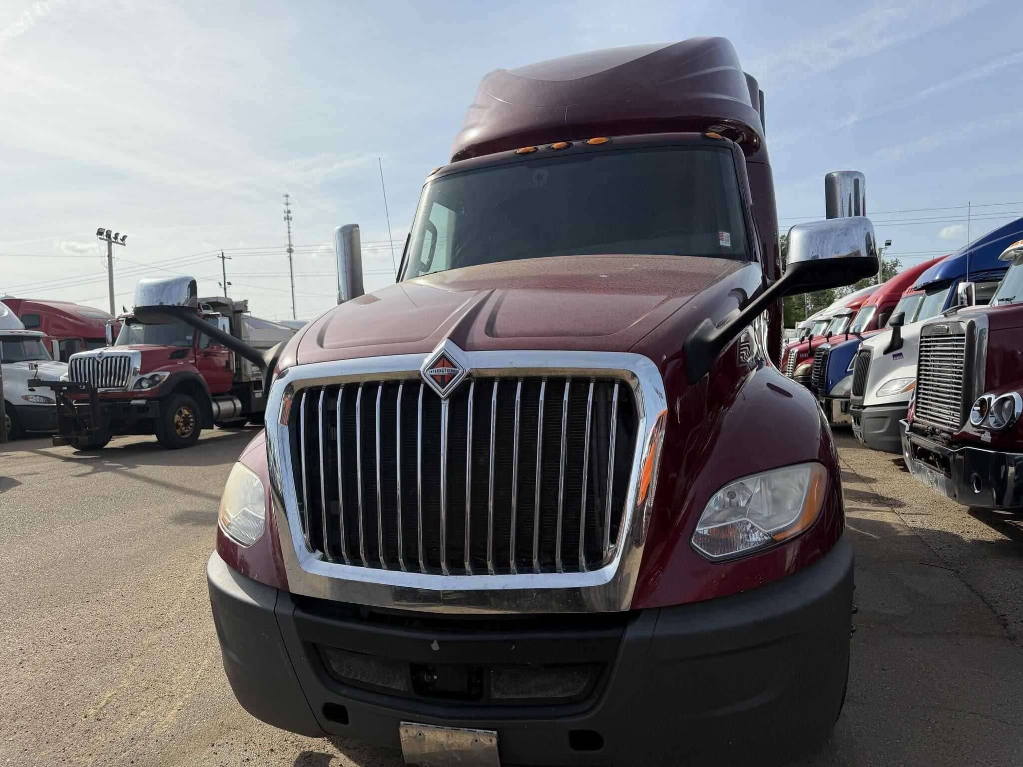 2020 International LT625 image 3