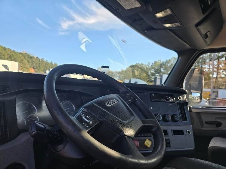 2019 Freightliner Cascadia 126 Day Cab Truck - 450HP, 12 Speed Automatic image 10