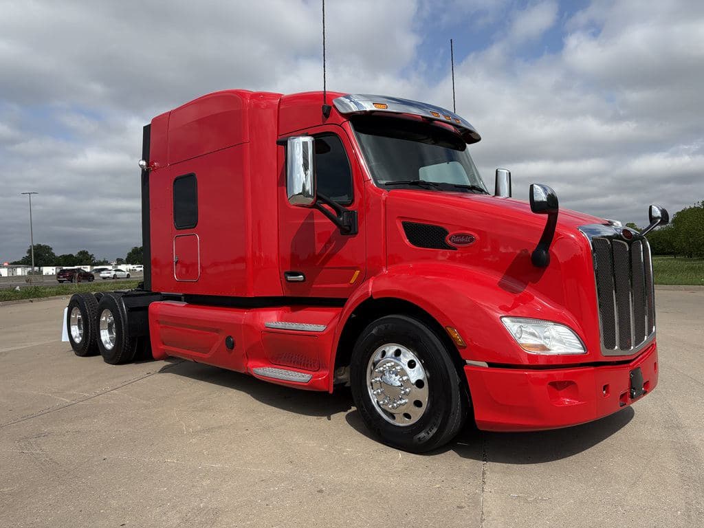 Used 2022 PETERBILT 579 image 1