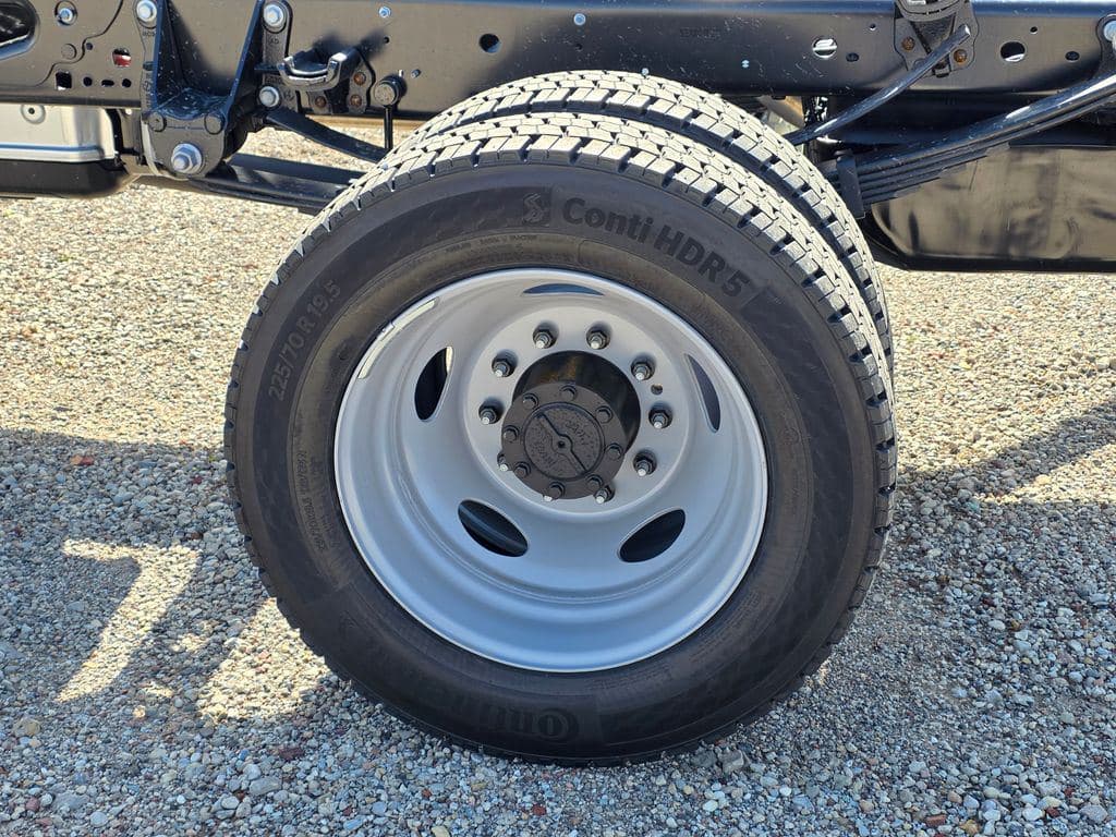 2026 Ford F-450SD XL DRW CAB CHASSIS image 15