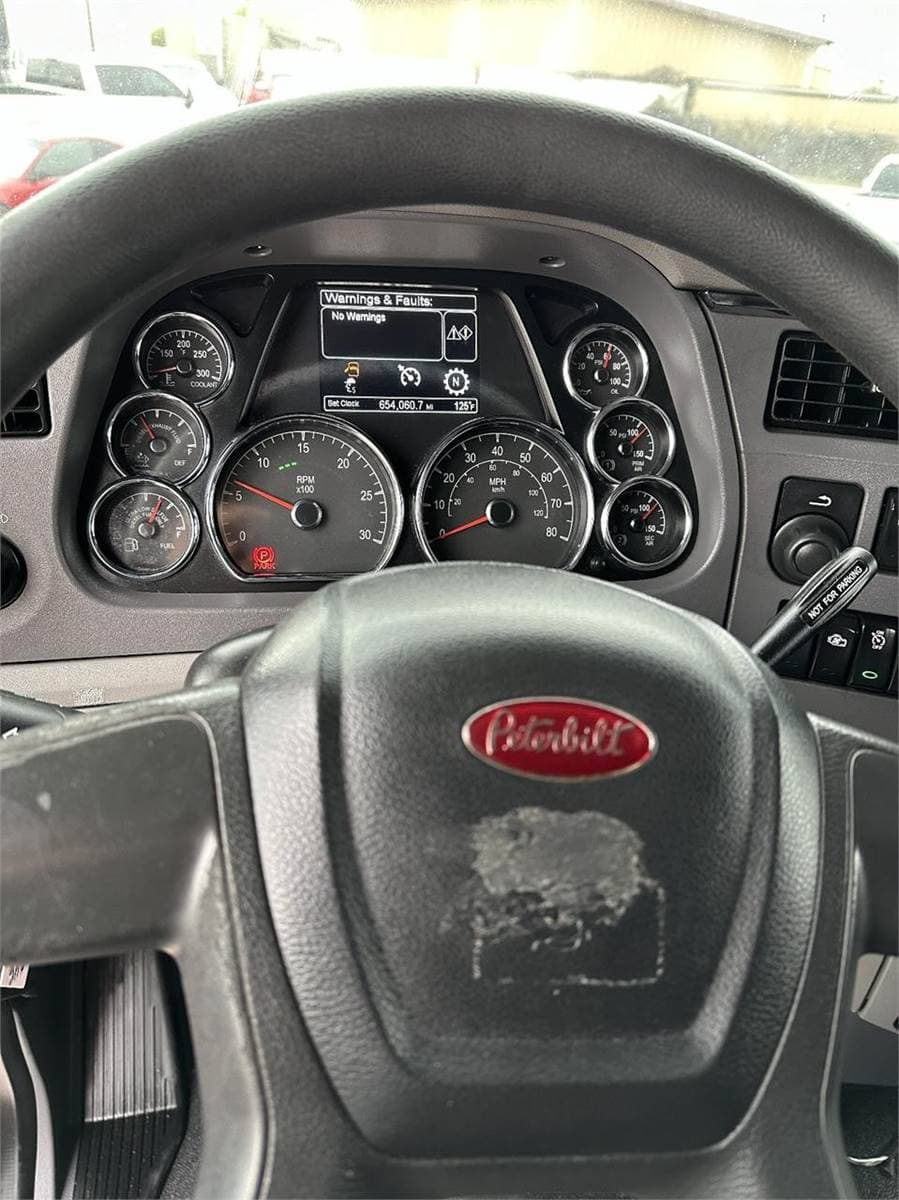 2017 Peterbilt 579 image 5