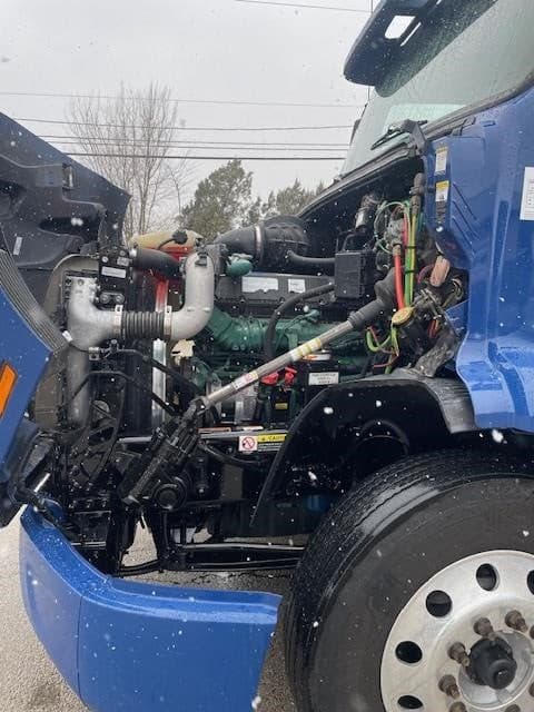 2022 Volvo VNR64T640 image 6