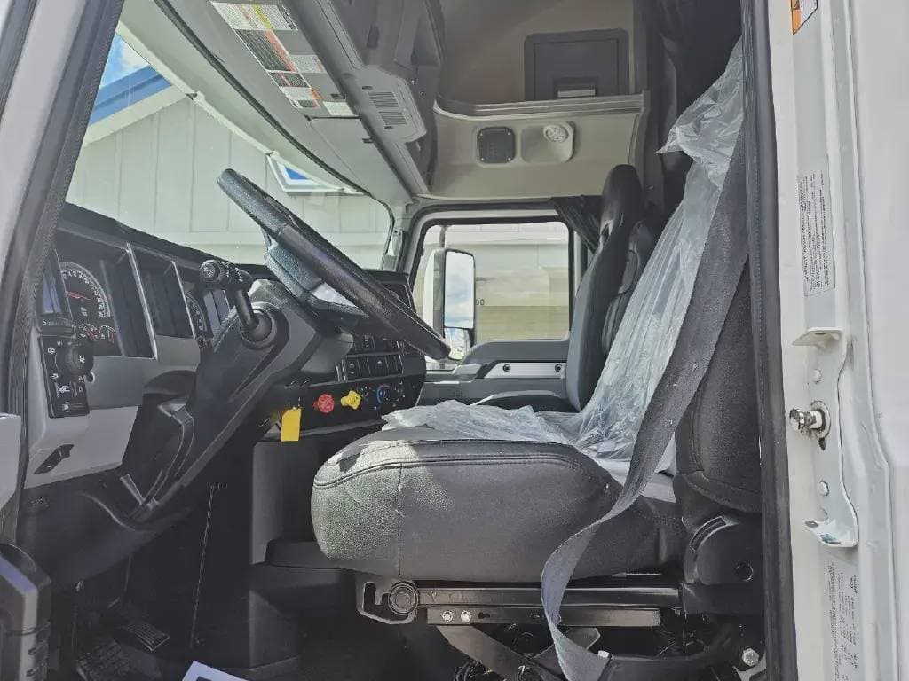 Used 2022 MACK Conventional - Sleeper Truck image 5