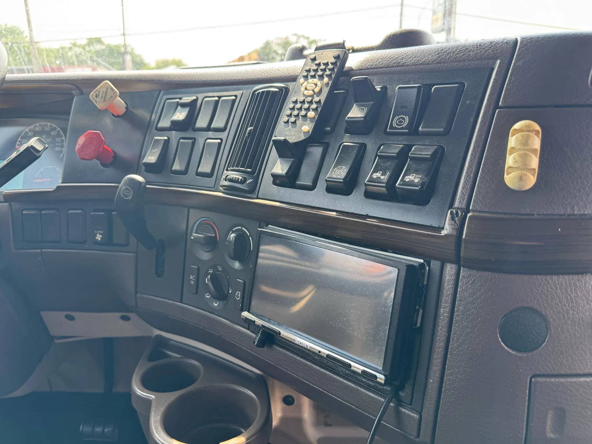 2012 Volvo VNL image 78