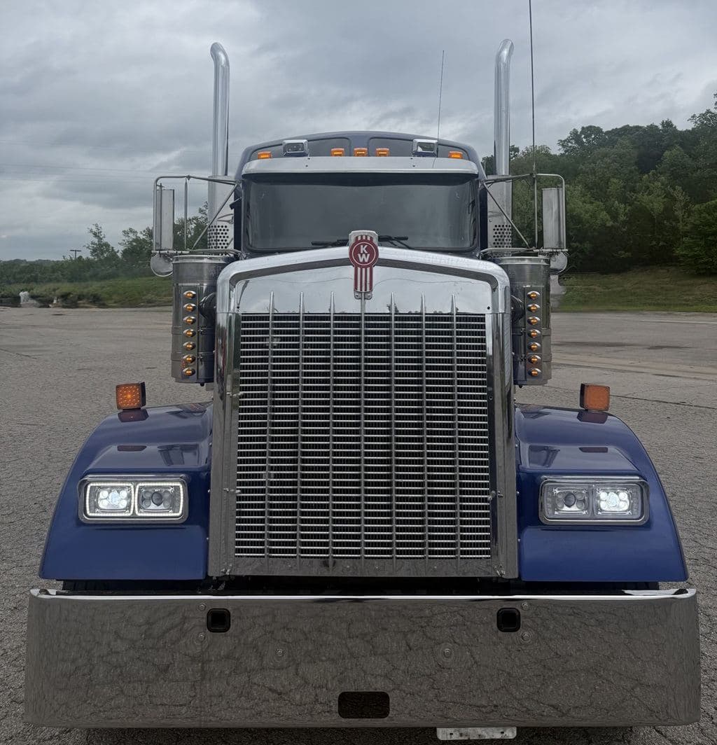 Used 2023 KENWORTH W900L image 3