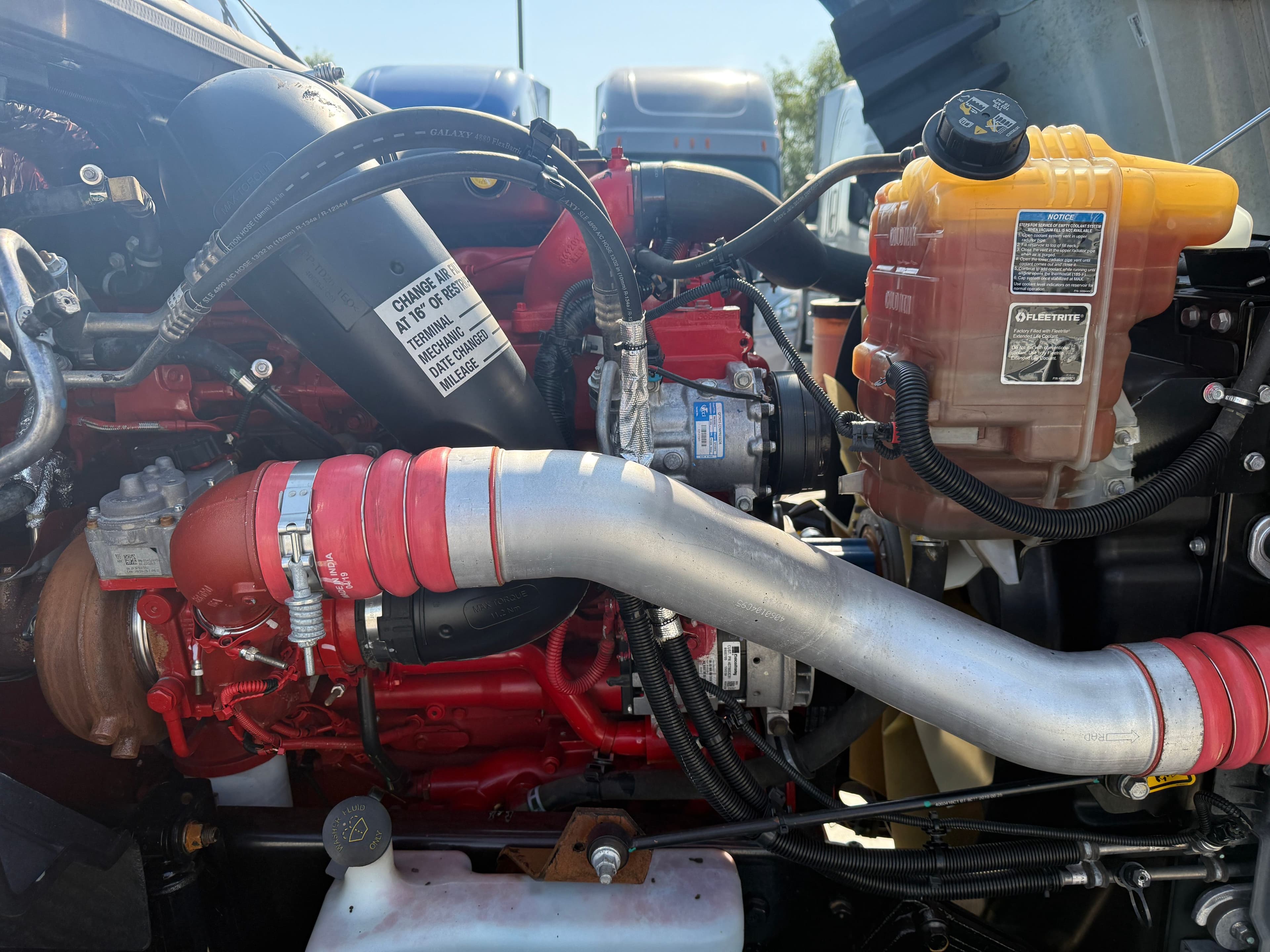 2021 International LT image 9