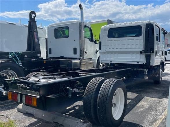 2025 Isuzu NRR image 7