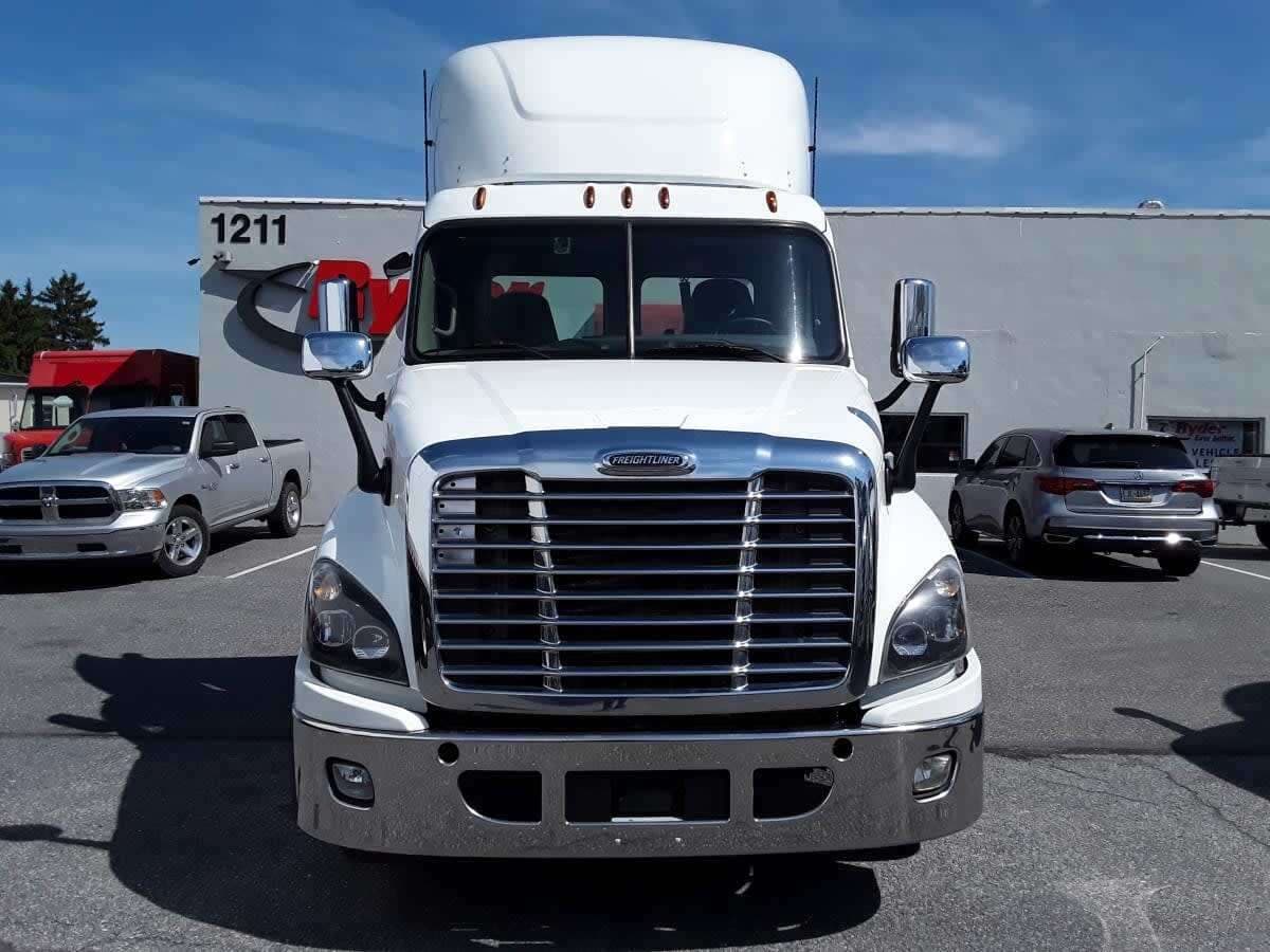 Used 2019 FREIGHTLINER Conventional - Day Cab - CASCADIA 125 image 2