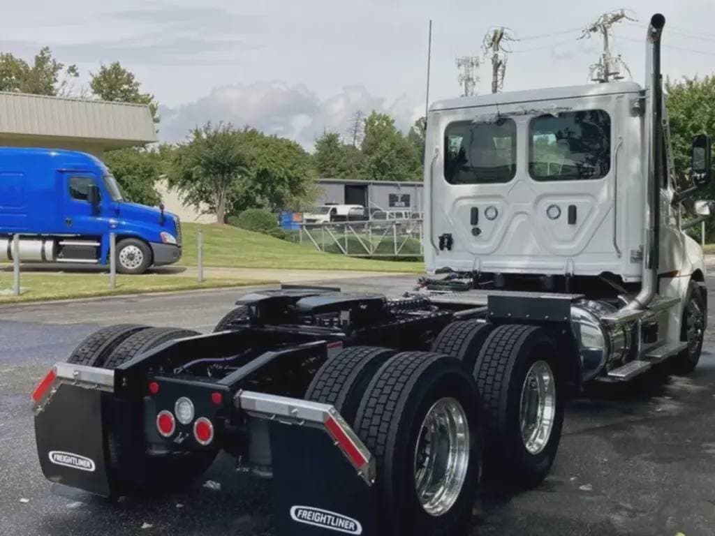 New 2025 FREIGHTLINER Conventional - Day Cab image 4