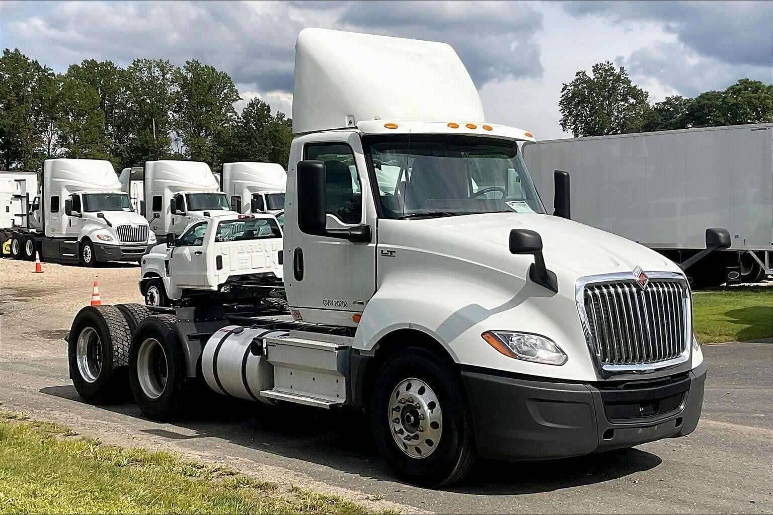 2019 International LT625 image 1