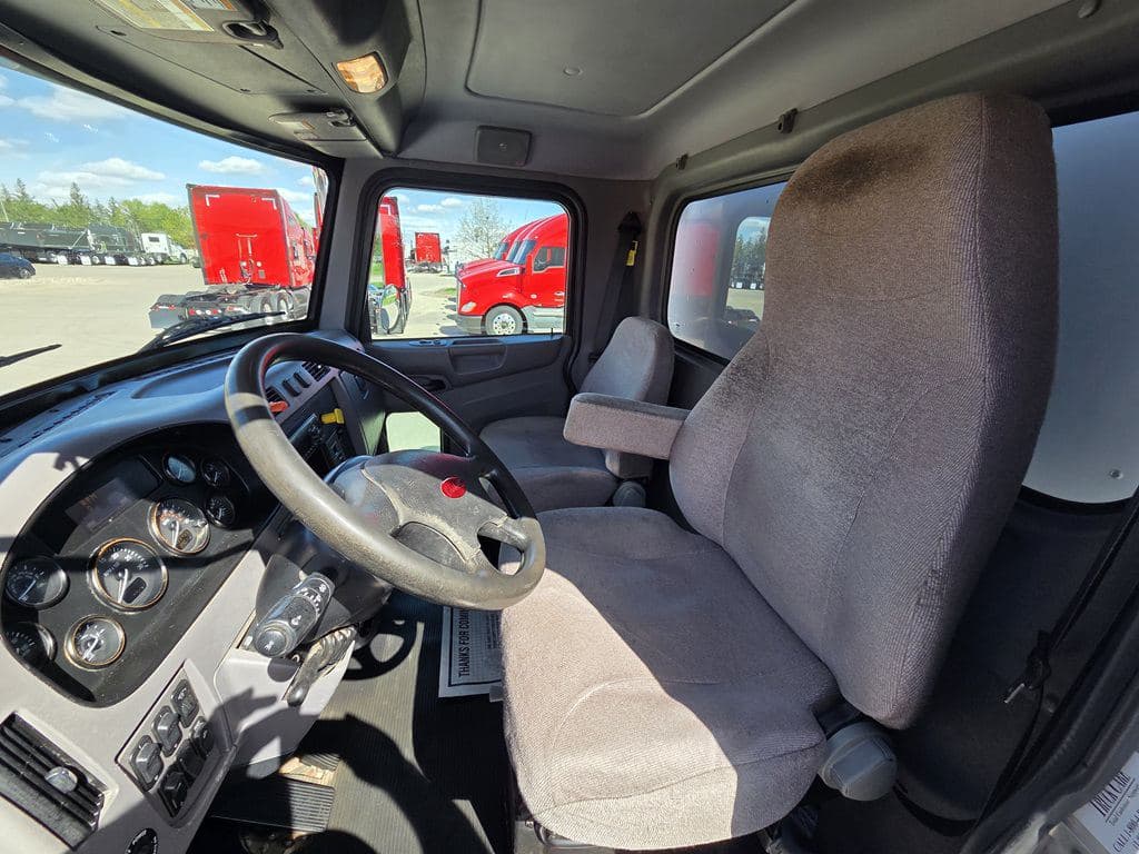 Used 2020 PETERBILT 330 image 24