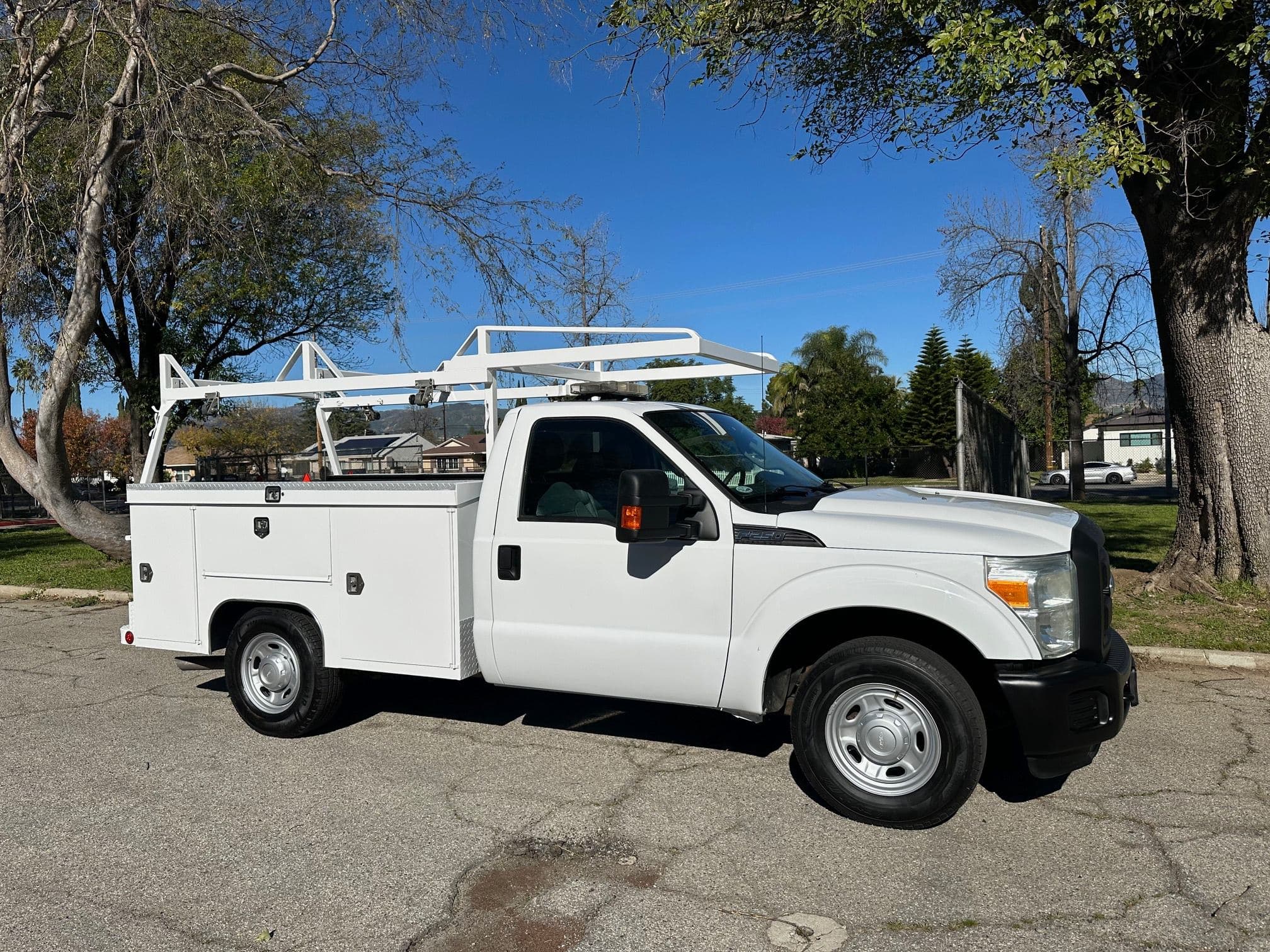 2011 FORD F250 SD Service Body with Liftgate 13497 image 2