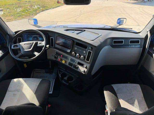 2024 Freightliner Cascadia image 7