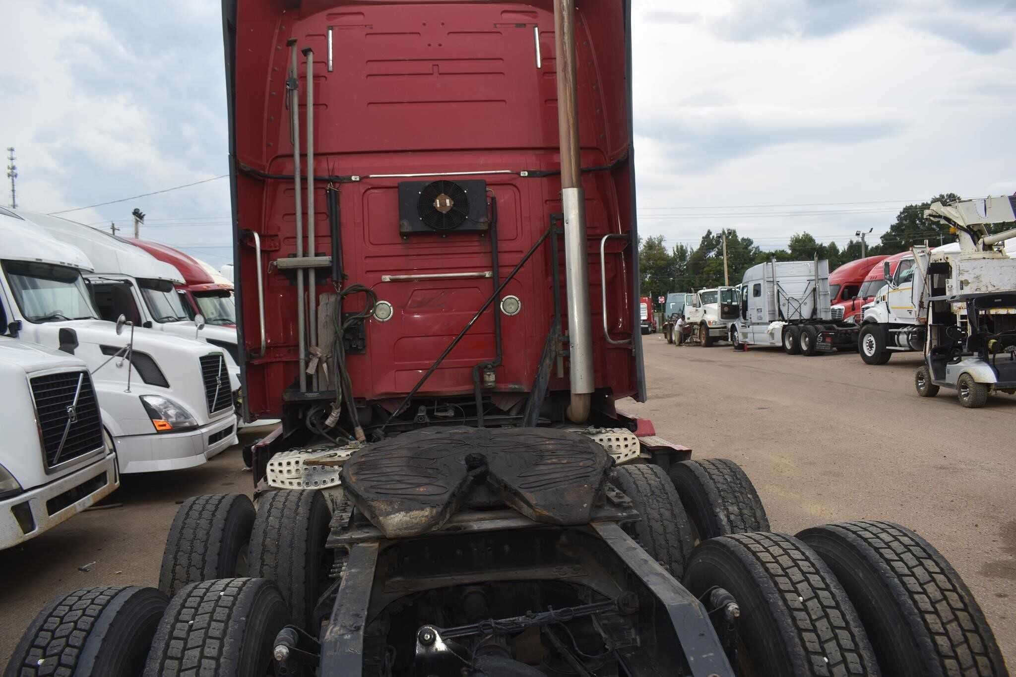 2017 VOLVO VNL64T780 image 2