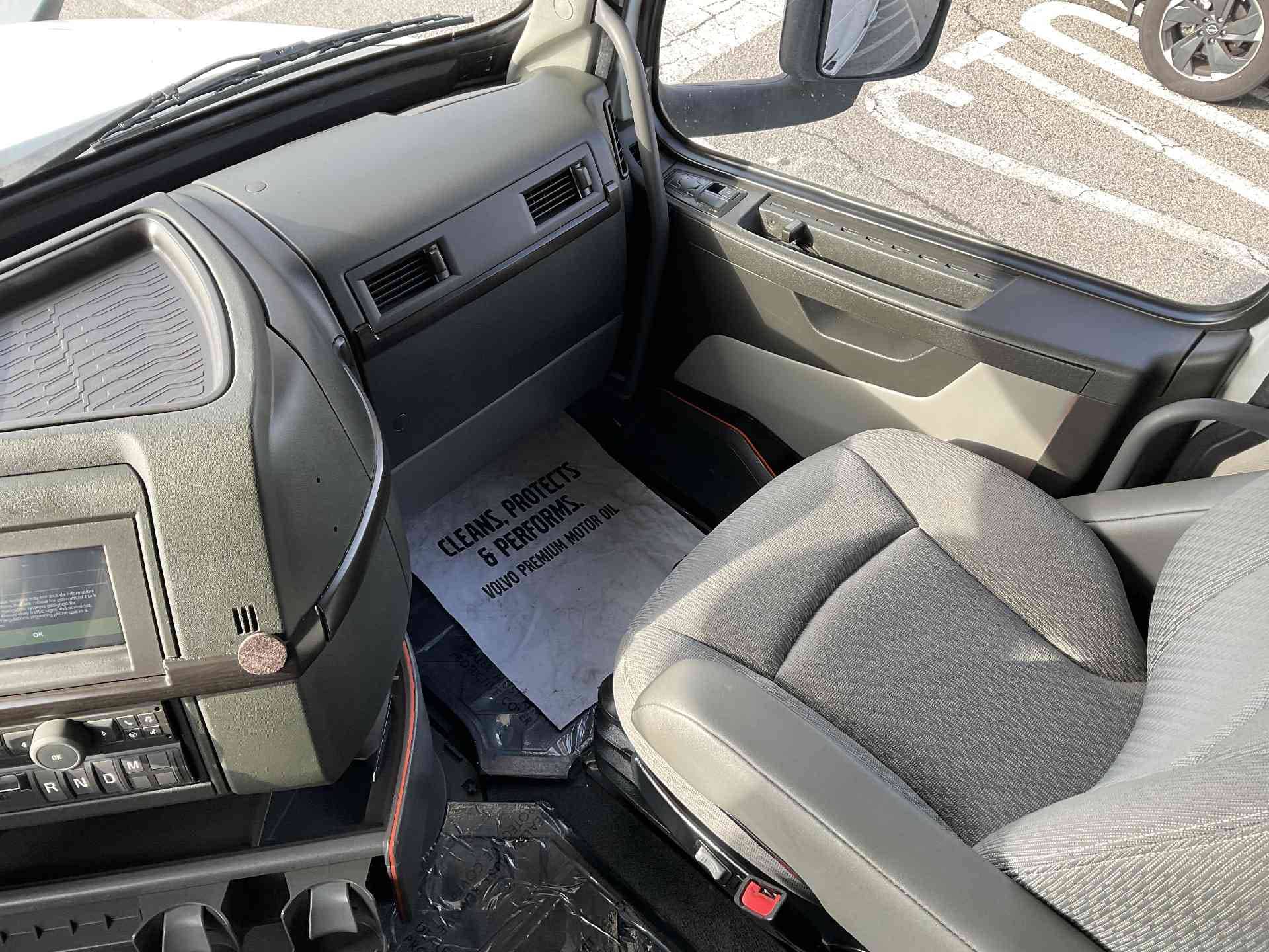 2023 Volvo VNL image 6