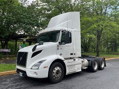 2020 Volvo VNR image 3
