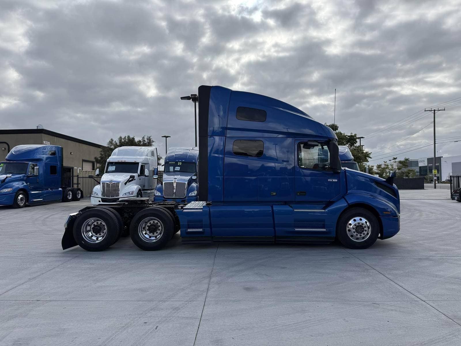 2021 Volvo VNL64T760 image 4