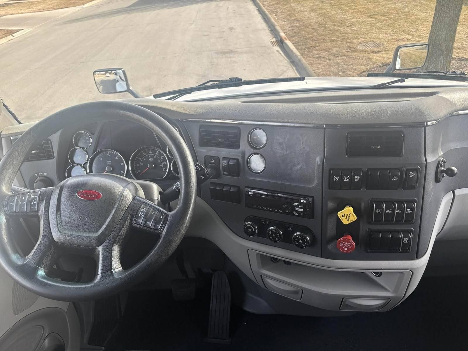 2021 Peterbilt 579 image 12