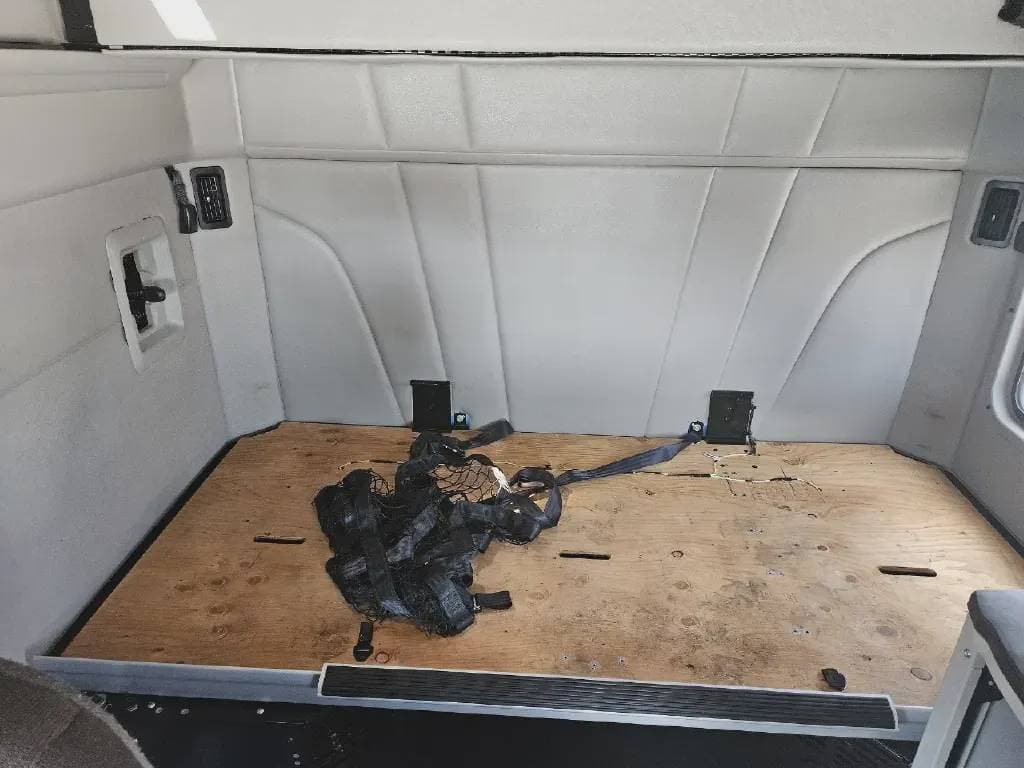 2022 Peterbilt 579 image 2