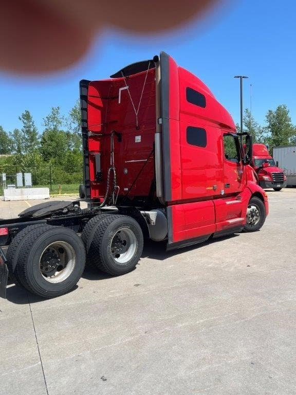 2023 Volvo VNL64T760 image 4