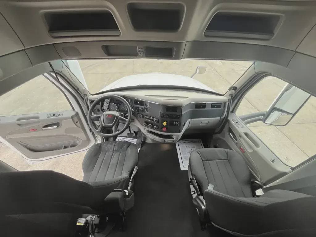 2022 Peterbilt 579 image 8