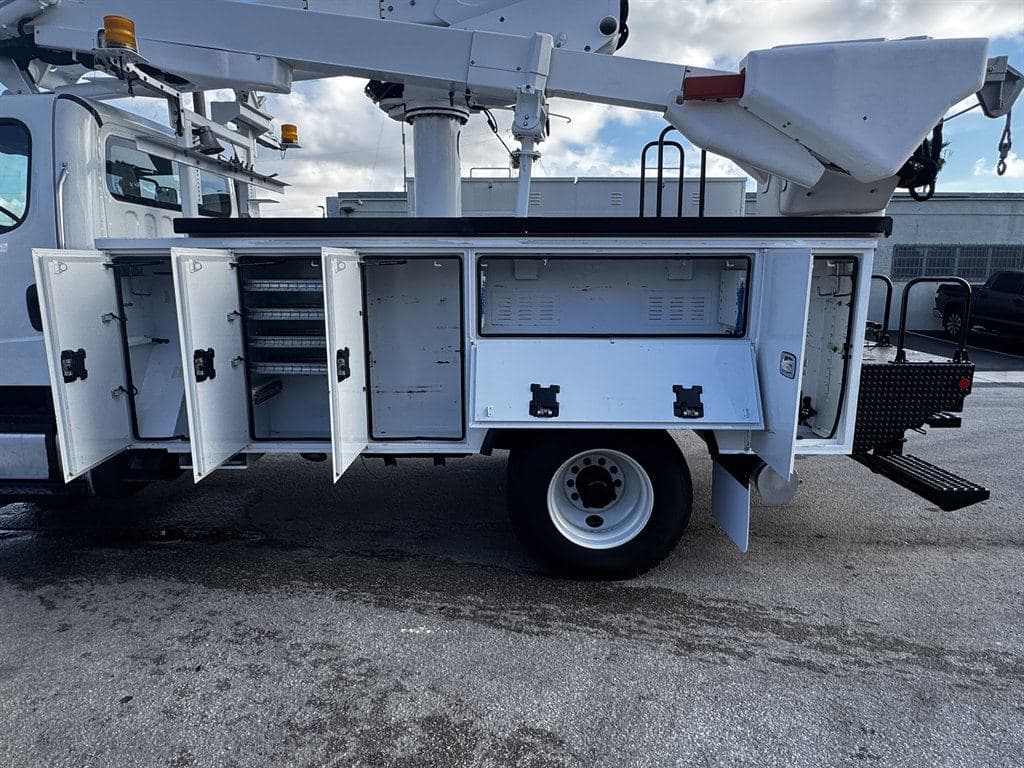 2017 Freightliner M2-106 image 27