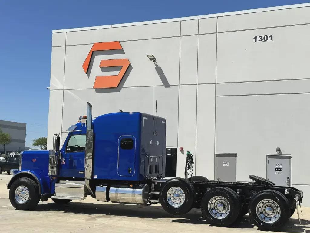 2025 Peterbilt 589 image 2