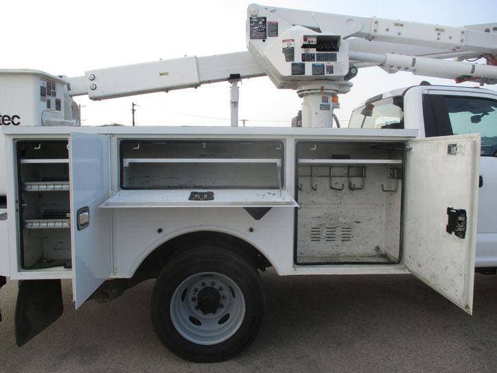 2017 Ford F550 BUCKET TRUCK 4X4 image 24