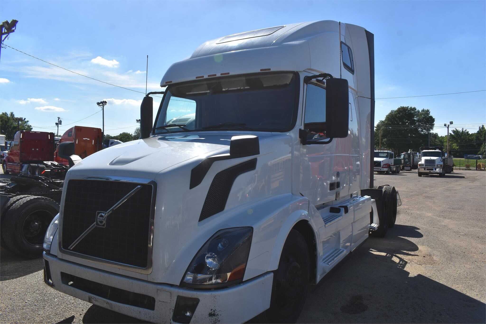 2016 Volvo VNL670 image 2