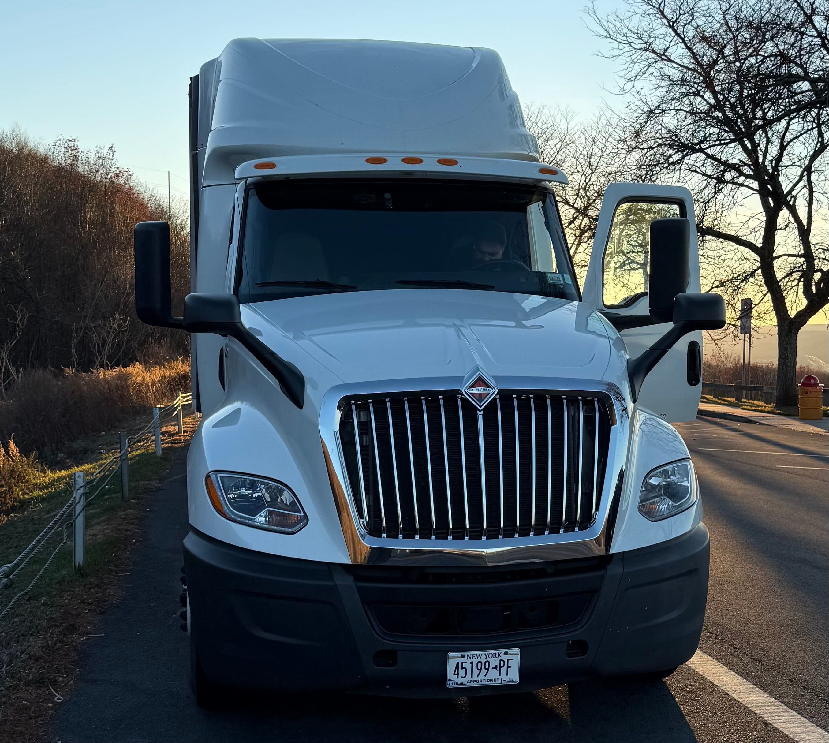 2019 International LT625 image 19