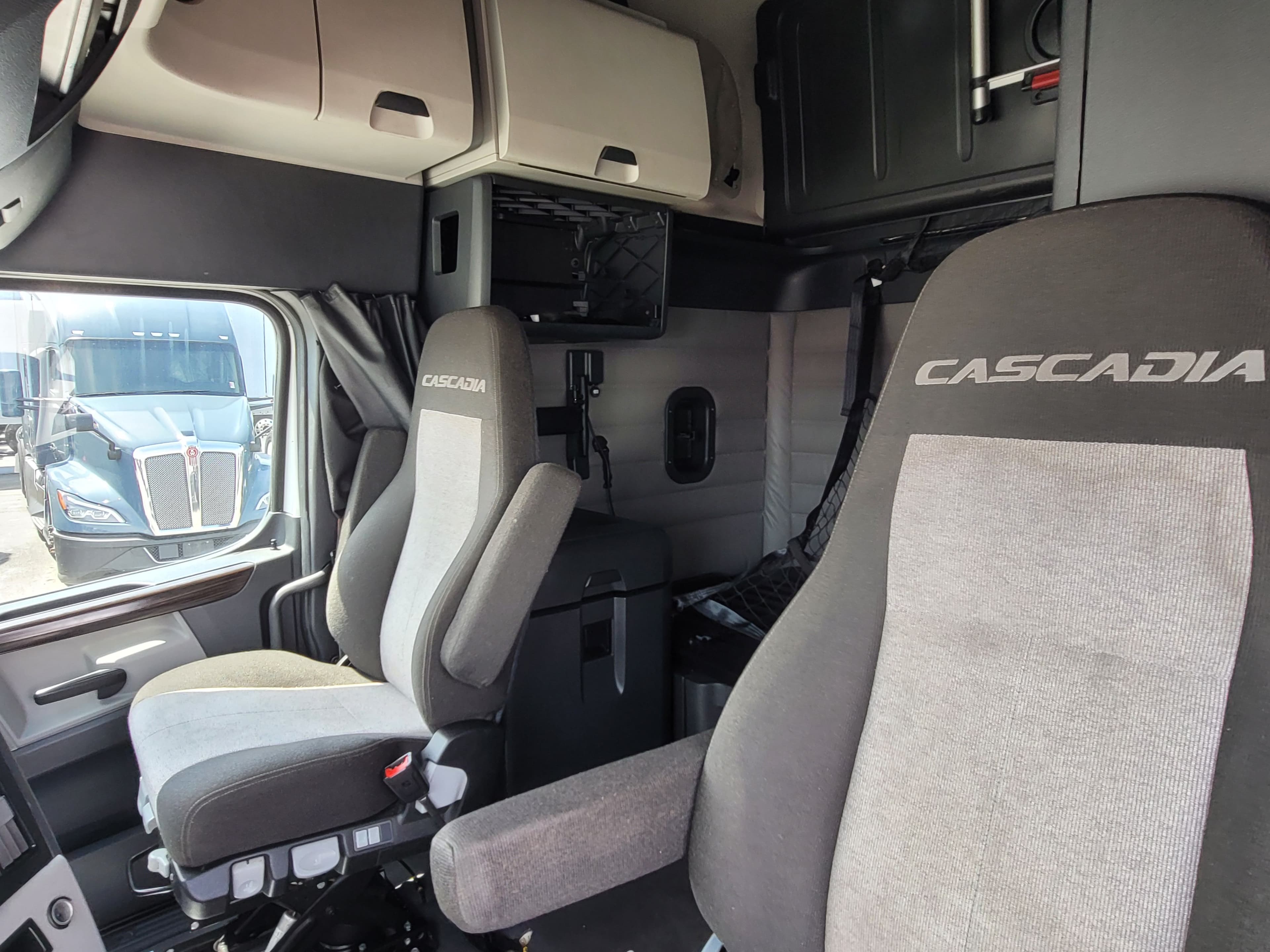 2022 Freightliner Cascadia 126 image 8
