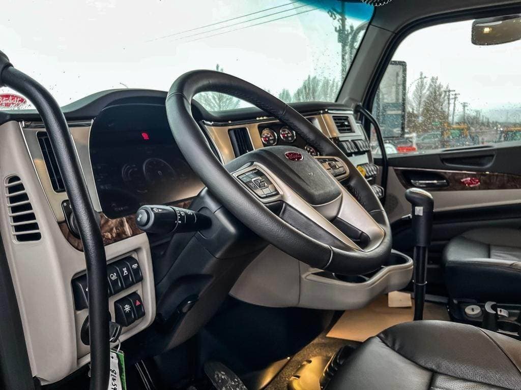 2027 Peterbilt 589 image 11