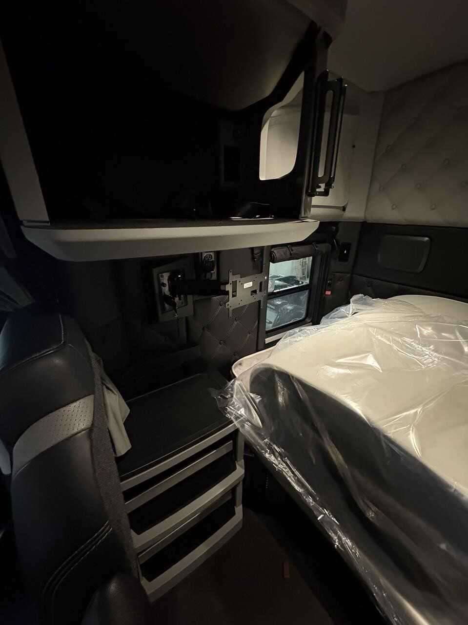 2023 Kenworth T880 image 7
