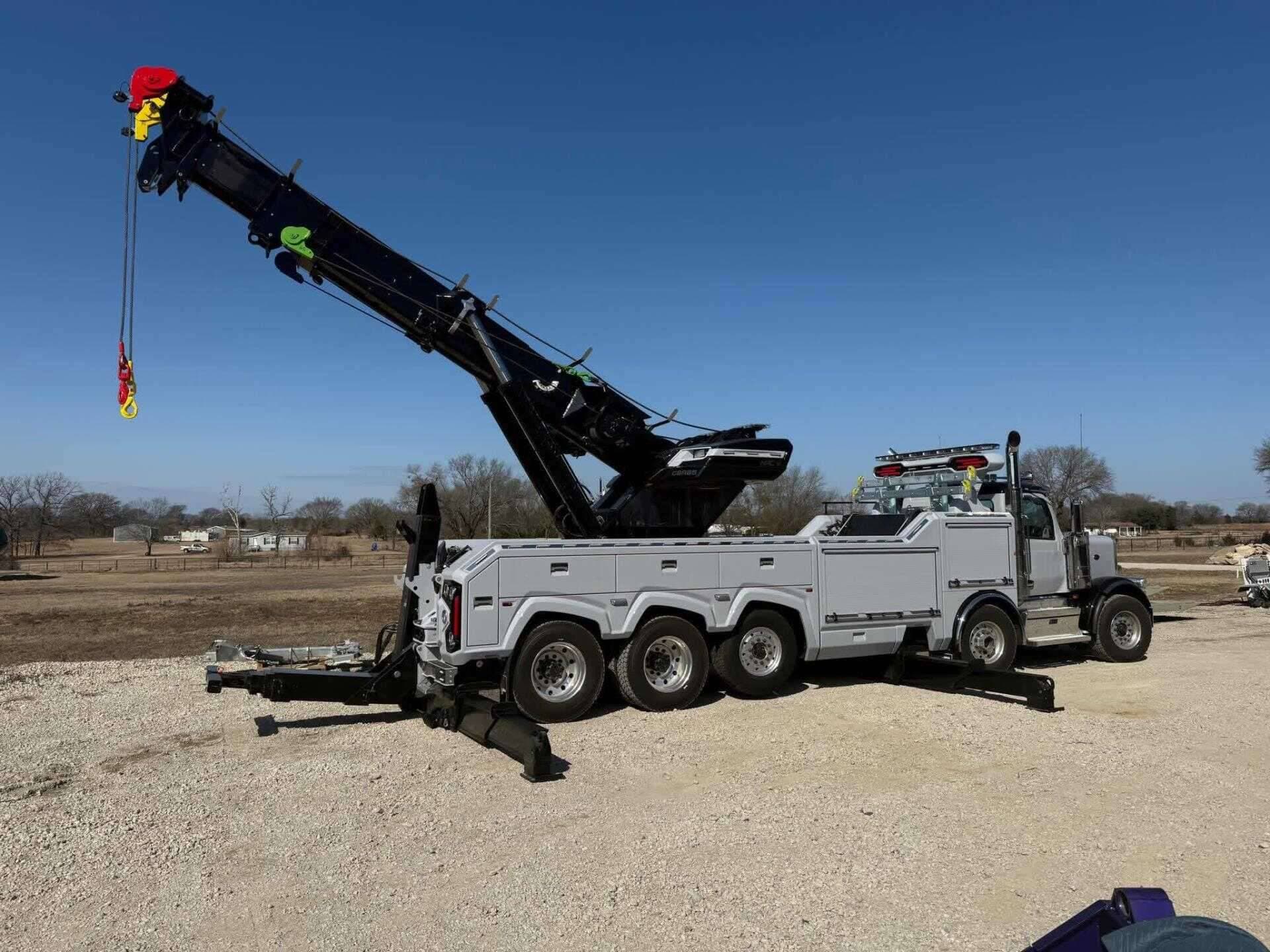 2025 Peterbilt 589 image 2