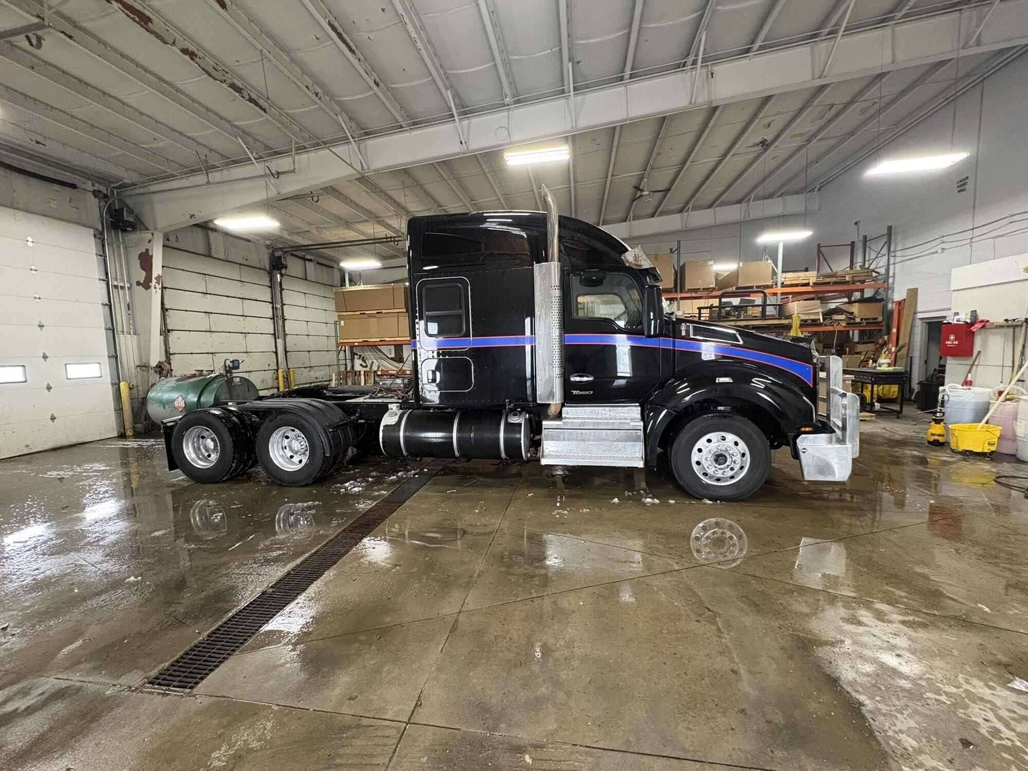 2023 Kenworth T880 image 3