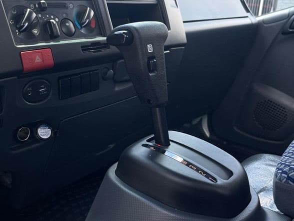 2025 Isuzu NRR image 30