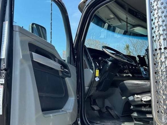 2021 Kenworth T880 image 9