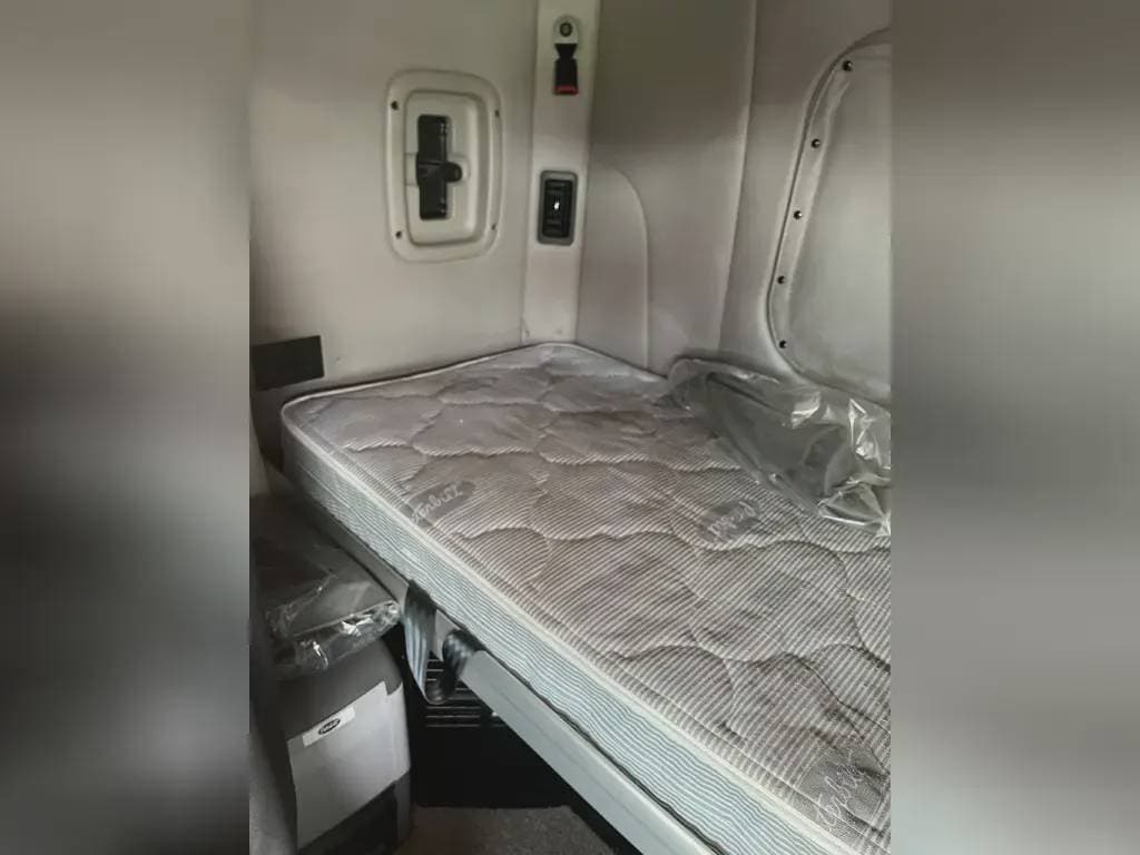 2023 Peterbilt 567 image 7